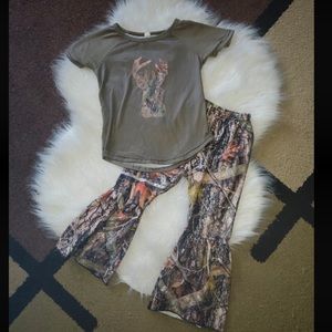 Girl’s boutique hunting bell bottom matching set outfit size 2T EUC